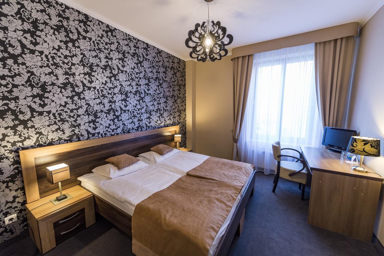 Hotel Restauracja Teczowa Luban Buitenkant foto
