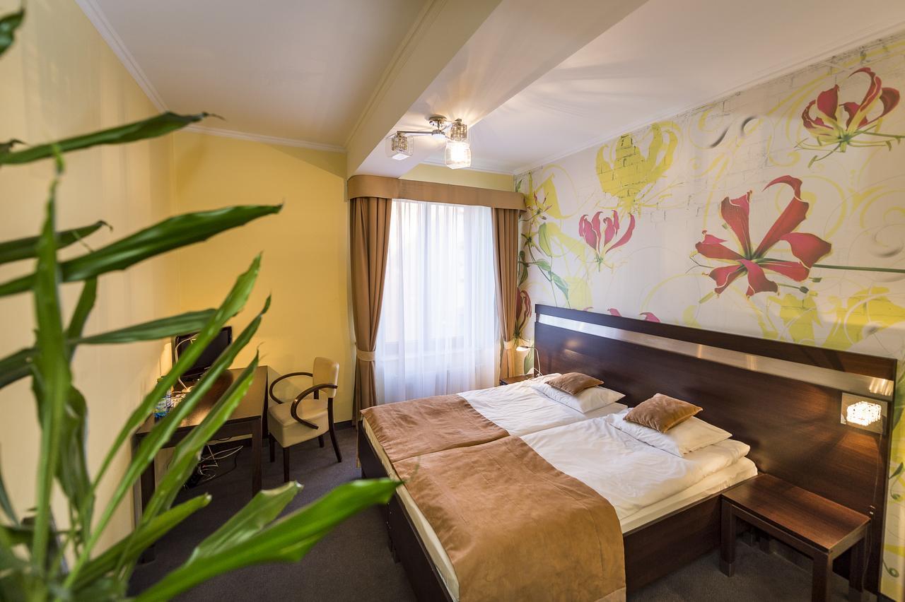 Hotel Restauracja Teczowa Luban Buitenkant foto